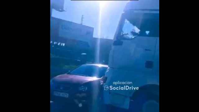 Un camión empuja durante cientos de metros un coche en Getafe: el impactante vídeo