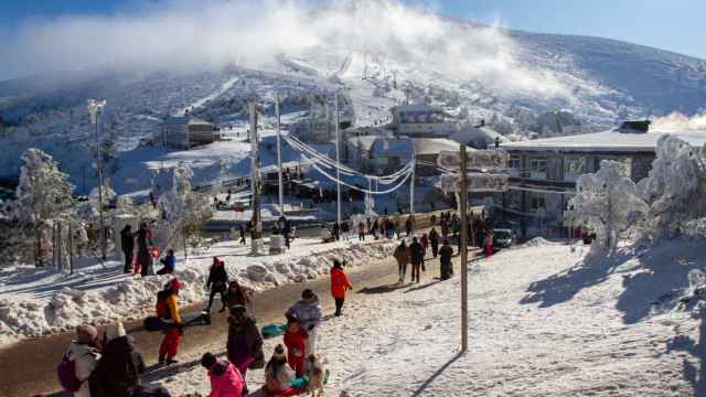 Varias personas disfrutan de la nieve en la estación de esquí de Puerto de Navacerrada.