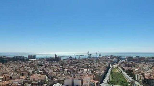 Así se ve Málaga desde una de las torres de 106 metros de altura de Martiricos.