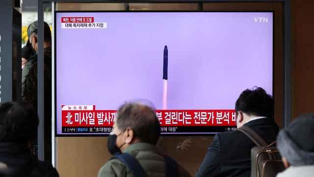 Ciudadanos surcoreanos ven informaciones sobre los disparos de misiles por parte de Corea del Norte.