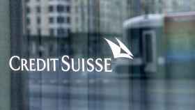 Logo de Credit Suisse en una sucursal del banco.