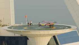 Avión de RedBull aterrizando en un helipuerto de un hotel en Emiratos Árabes Unidos