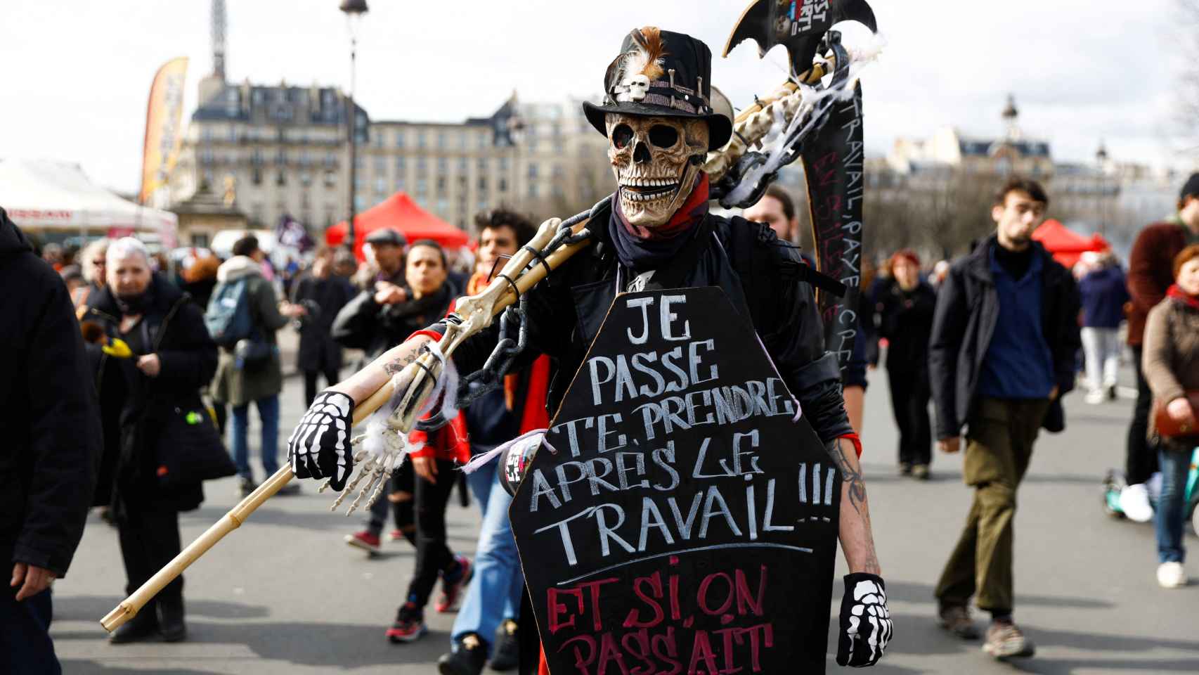 Los manifestantes asisten a una manifestación contra el plan de reforma de pensiones del gobierno francés en París, como parte del octavo día de huelga nacional y protestas en Francia , el 15 de marzo de 2023