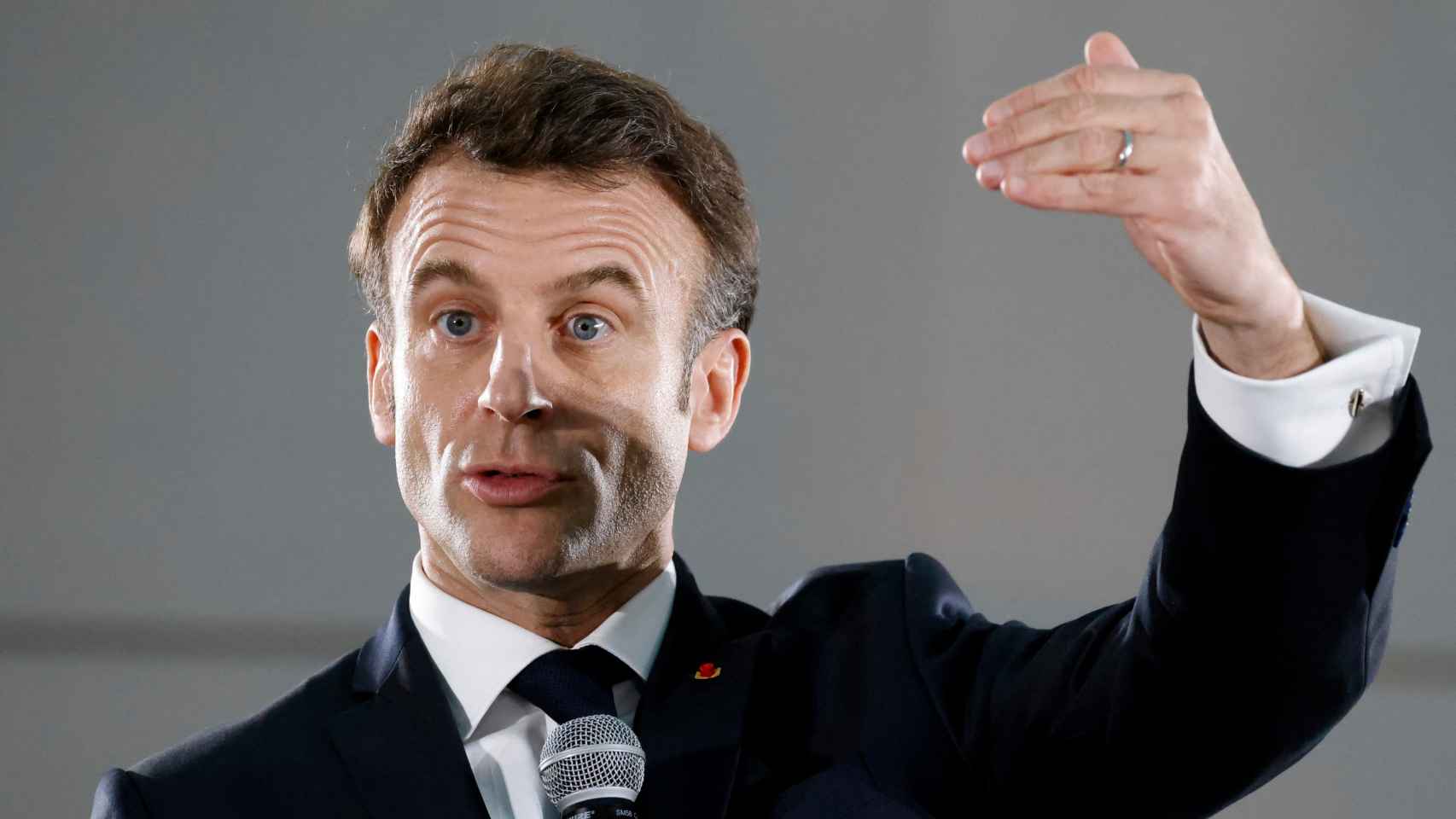 El presidente francés, Emmanuel Macron, habla durante una reunión de trabajo 500 días antes de los Juegos Olímpicos y Paralímpicos de Verano de París 2024 .