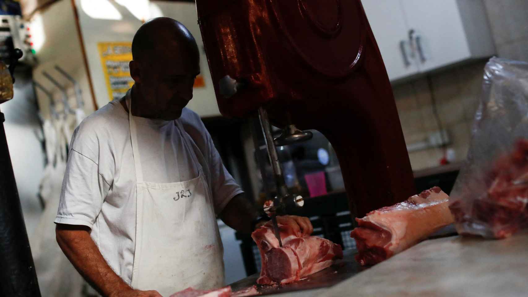 Un carnicero trabaja en un mercado de Buenos Aires.