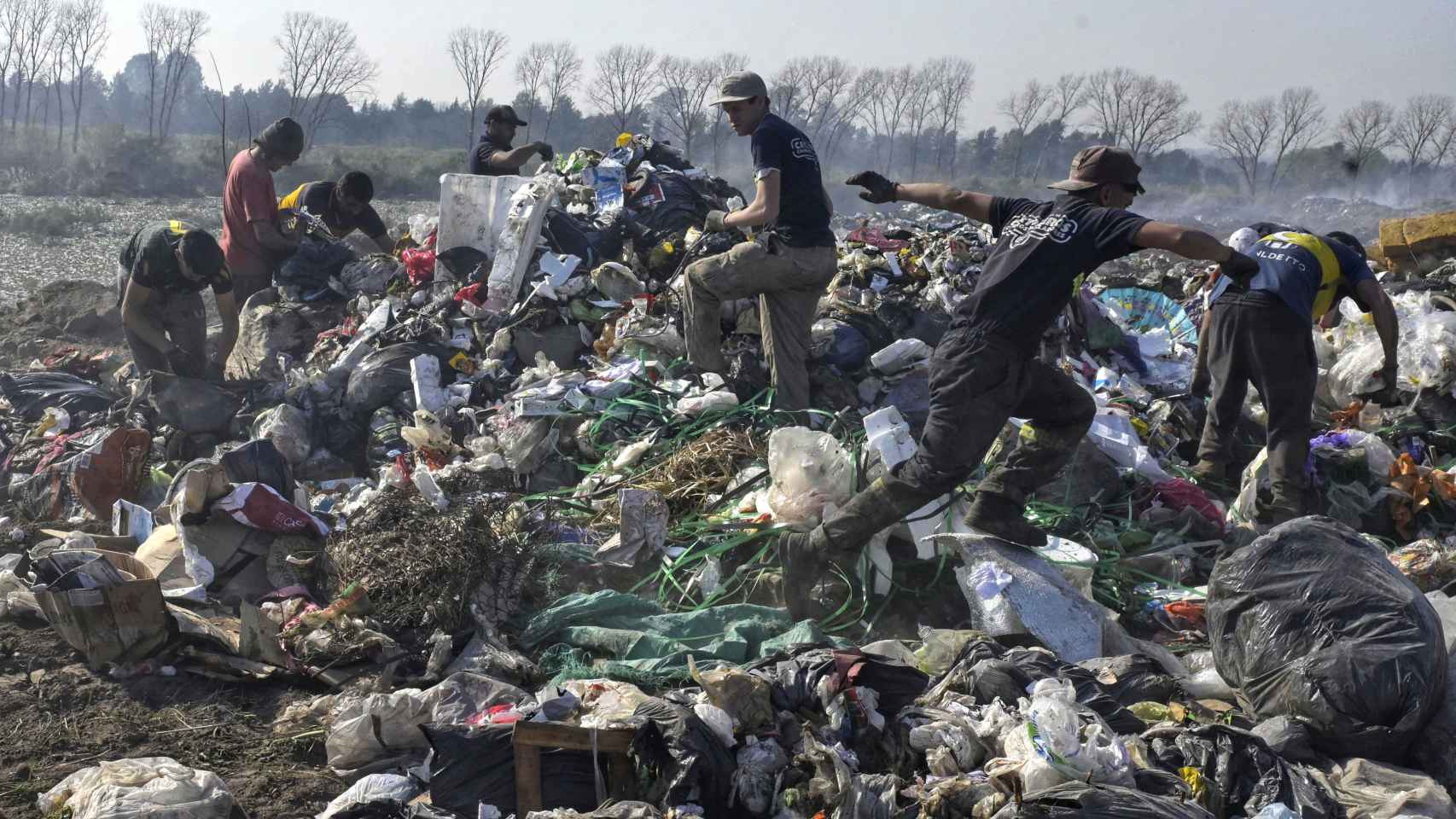 Argentinos revolviendo en la basura en busca de comida y objetos vendibles.
