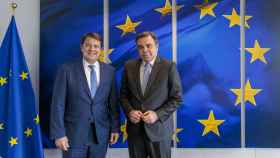 El presidente de la Junta, Alfonso Fernández Mañueco, durante su reunión con el vicepresidente de la Comisión Europea, Margaritis Schimas, este miércoles.