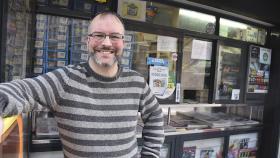 Pablo con su kiosco de fondo