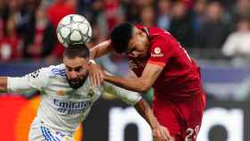 El futbolista del Real Madrid Daniel Carvajal golpea el balón con la cabeza.