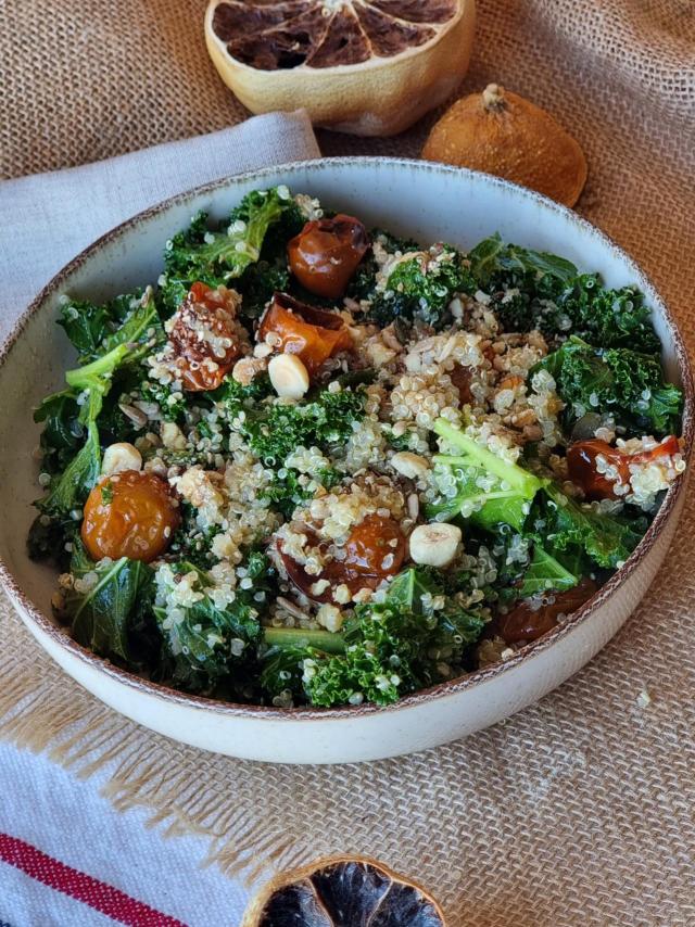 Quinoa con kale, tomates asados y aliño de frutos secos, una ensalada