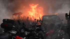 Imagen de los ultras del Eintracht incendiando mobiliario en Nápoles.