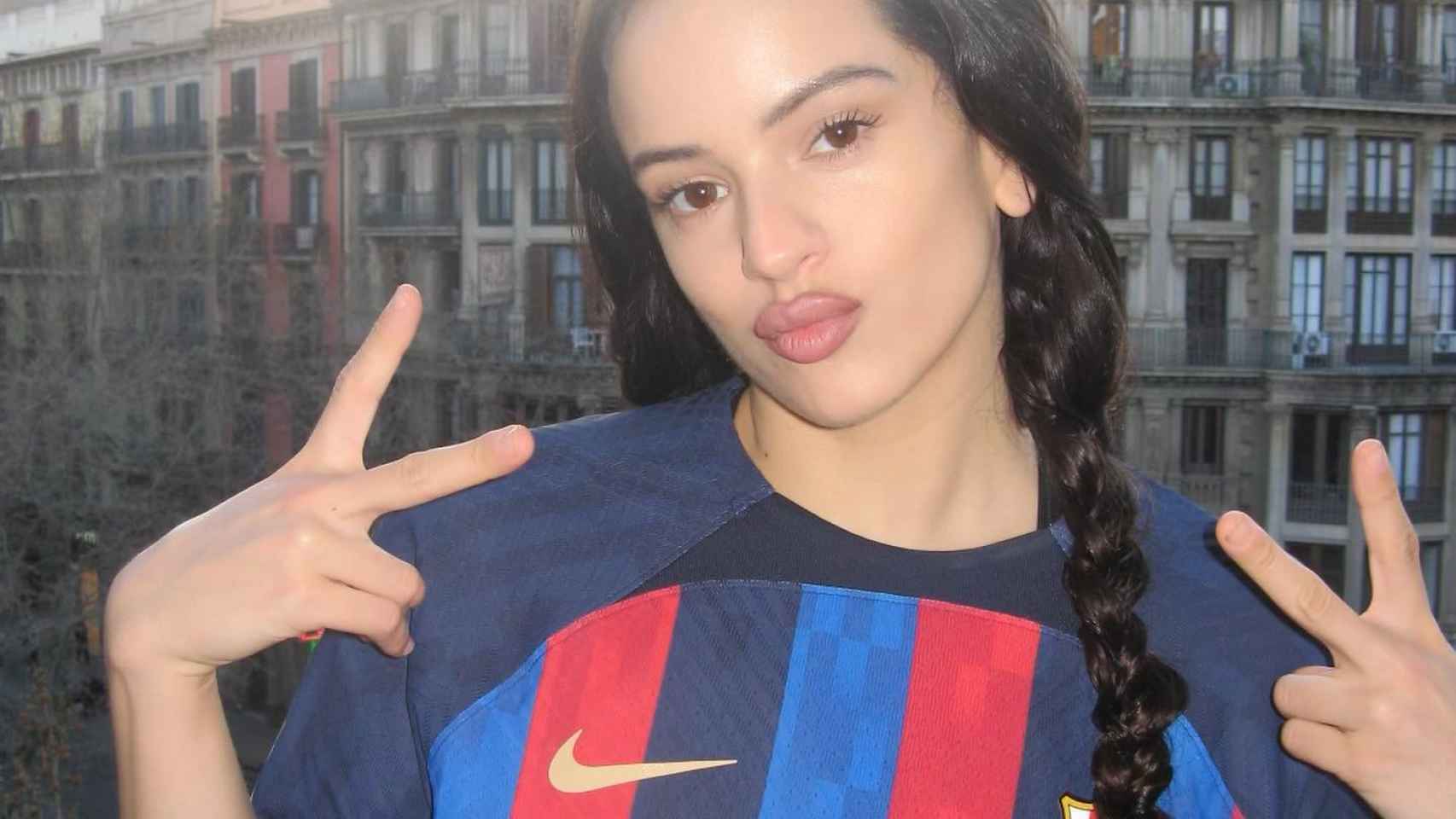Rosalía, con la camiseta 'motomami' del Barça para jugar El Clásico que cuesta 2.000 euros
