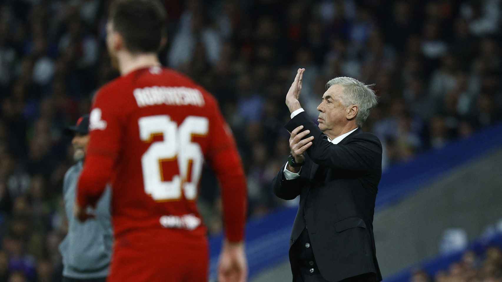 Ancelotti hace un gesto desde la banda a los jugadores del Real Madrid.