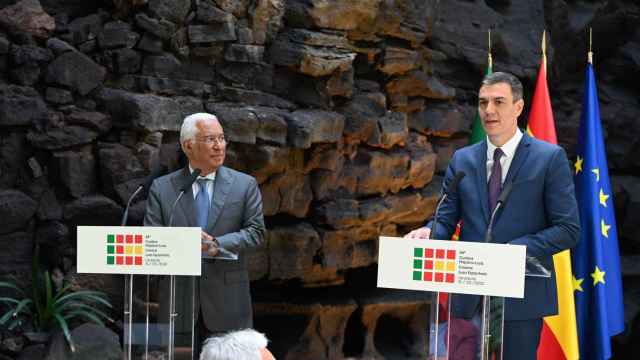 El presidente del Gobierno, Pedro Sánchez y el primer ministro de Portugal, António Costa, durante su comparecencia conjunta desde Lanzarote.