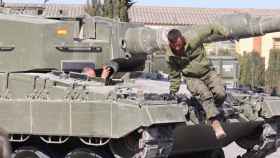 Un militar ucraniano baja de un Leopard 2A4 tras recibir formación de las Fuerzas Armadas en Zaragoza