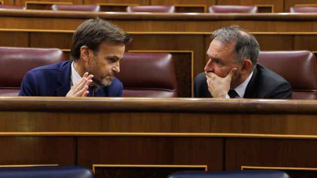 El dirigente de En Comú Podem, Jaume Asen, y el secretario general del PCE y portavoz de IU, Enrique Santiago.