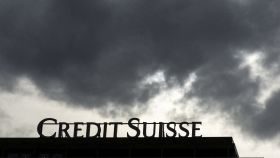 Logo de Credit Suisse en lo alto de una sucursal. /Denis Balibouse/File Photo