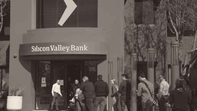 Gente haciendo cola en la sede del Silicon Valley Bank (SVB), en Santa Clara, California.