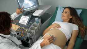 Una ecografía a una mujer embarazada