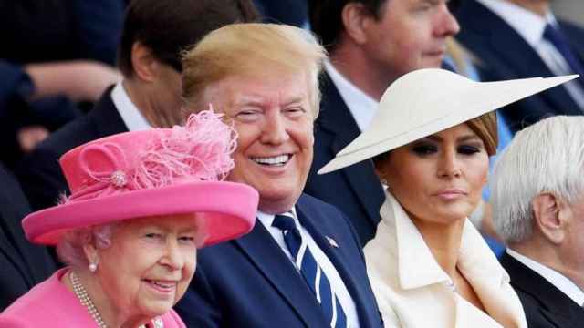 Isabel II y Donald Trump con su mujer Melania.