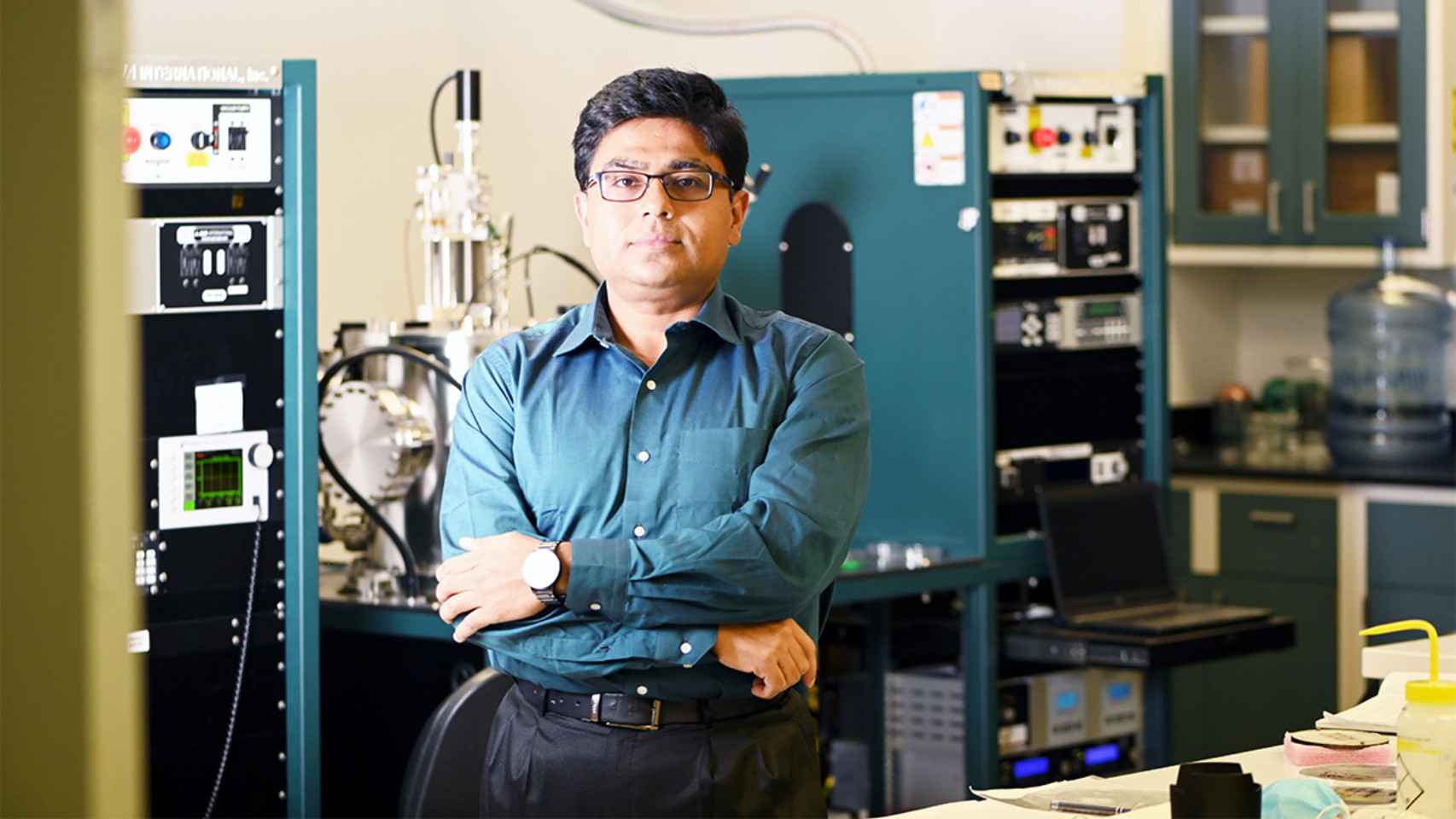 El experto en nano-óptica Debashis Chanda en su laboratorio