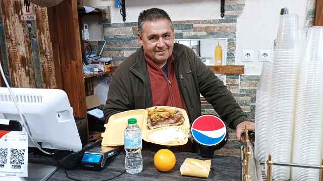 Carlos Moreno, dueño de El Bocata, enseñando el menú del día más barato de España, que se prepara en su restaurante.