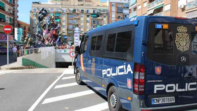 Un furgón policial patrulla durante los días de Fallas la ciudad de Valencia.