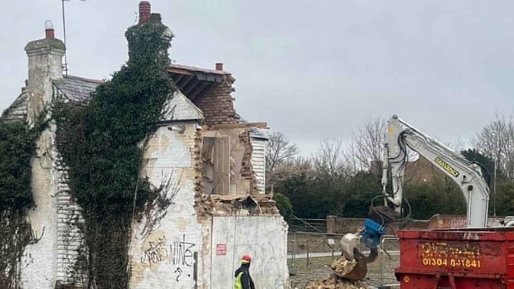 Imagen publicada en Instagram por Banksy que muestra el derribo del edificio, con el mural destruido