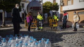 Vecinos recogen agua embotellada en el pueblo sevillano de Marchena, en diciembre de 2020.