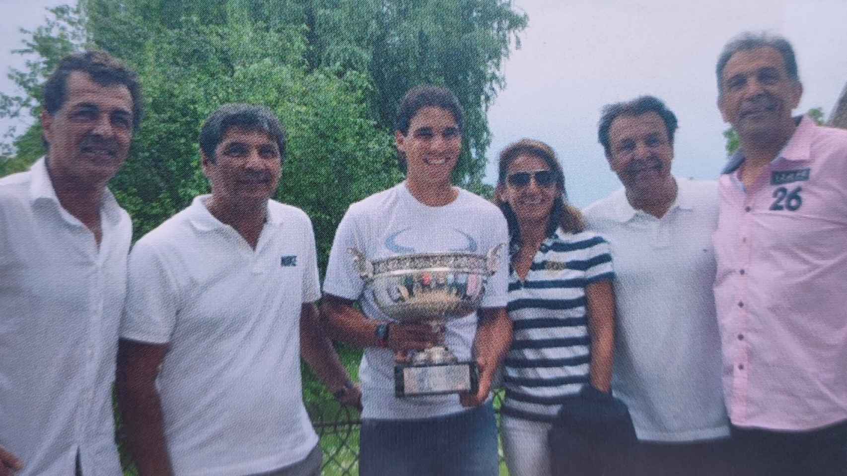 Foto familiar de los cinco hermanos junto a Rafa Nadal celebrando su victoria en un torneo.