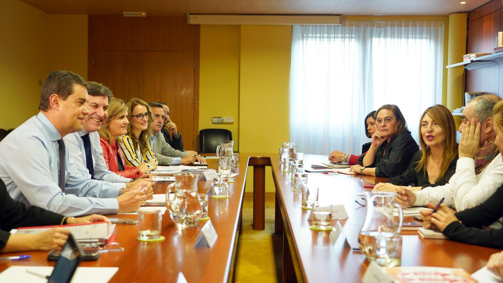 Reunión entre la Junta y los sindicatos para abordar la aplicación de las 35 horas