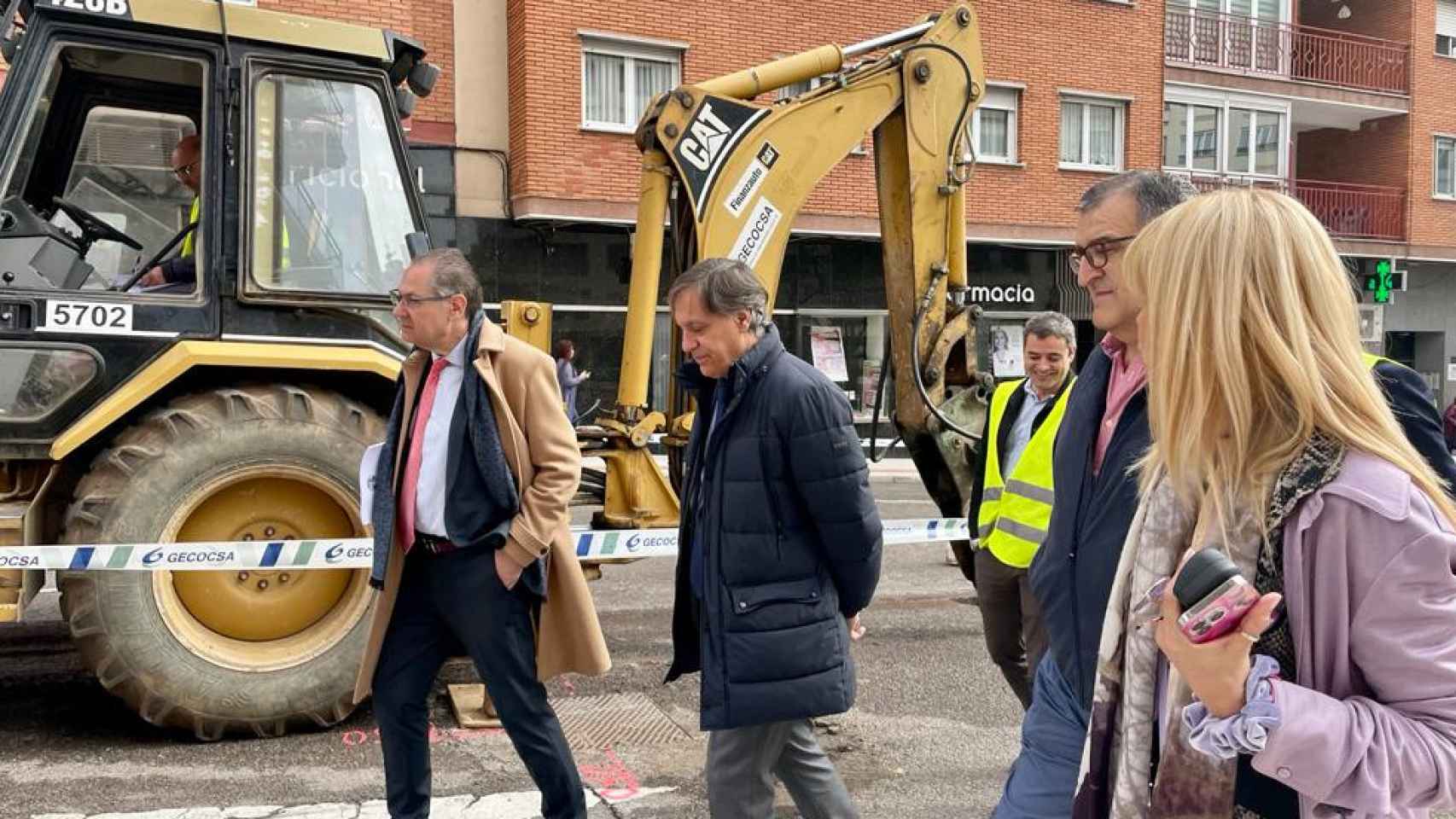 El alcalde de Salamanca visita las obras en la carretera de Ledesma, en el barrio de Pizarrales