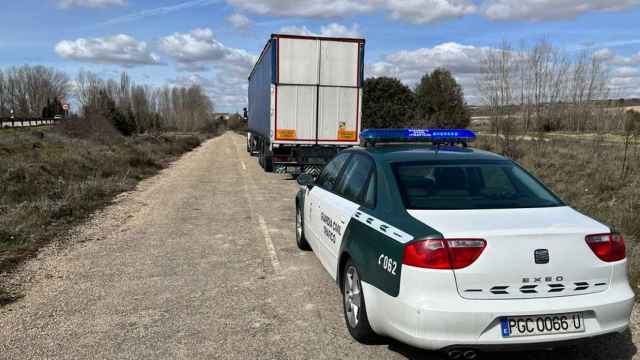 La Guardia Civil con el camión en Soria.
