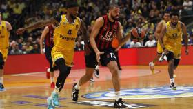 Darius Thompson maneja el balón con Baskonia.