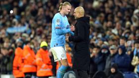 Erling Haaland y Pep Guardiola se saludan tras un partido de Champions