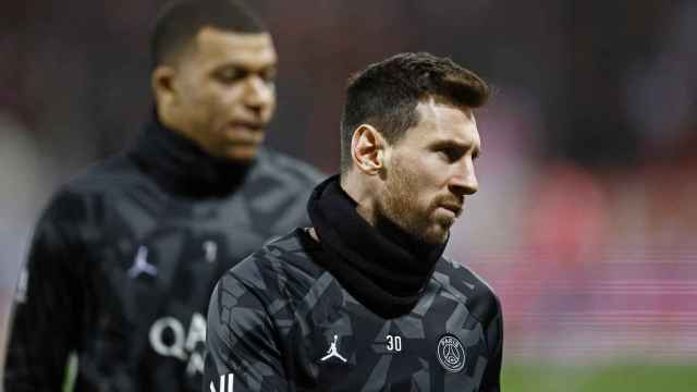 Leo Messi en un calentamiento con el PSG junto a Kylian Mbappé