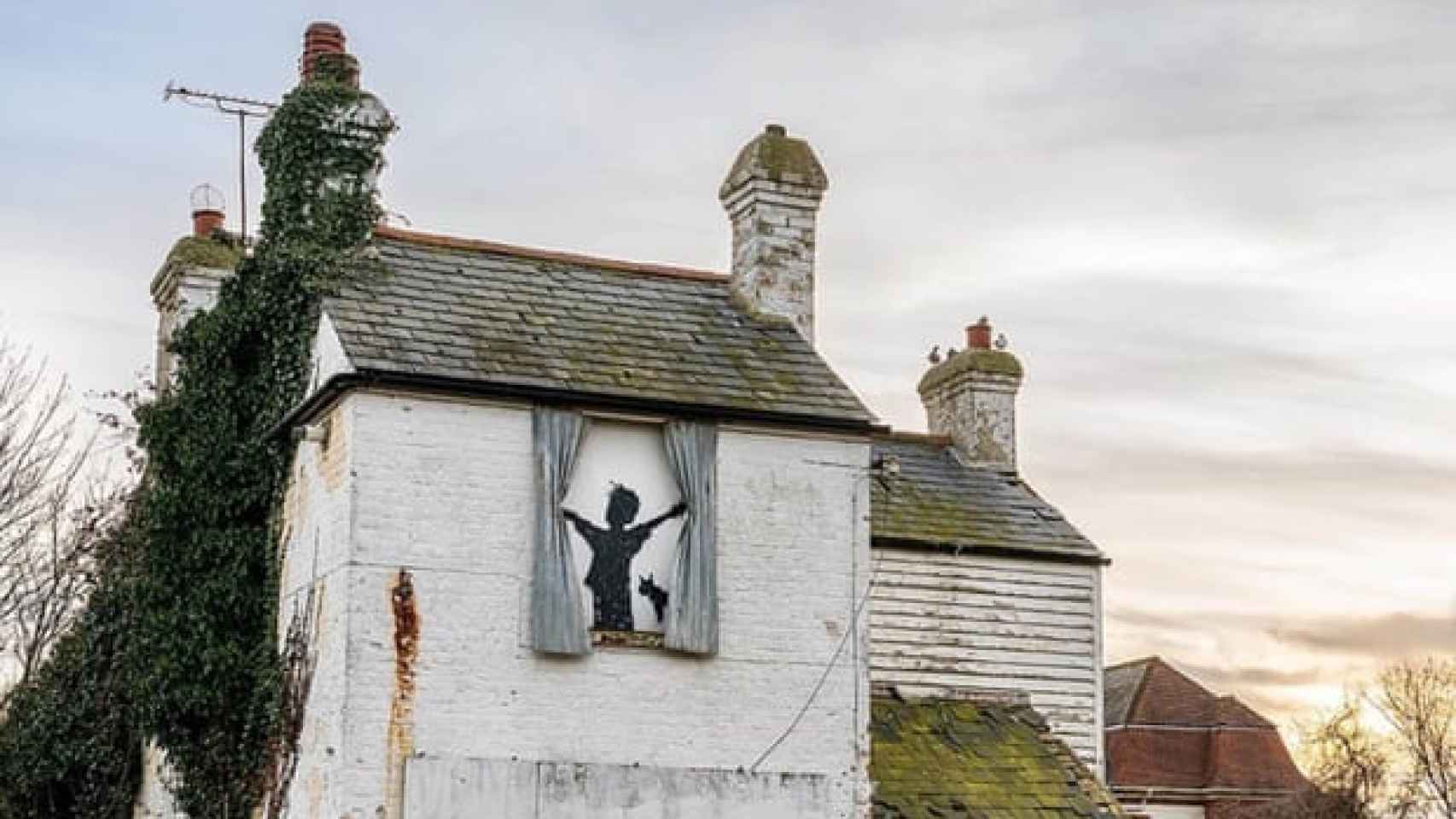 La casa de campo, con el mural de Bansky, en una imagen publicada por el artista en Instagram