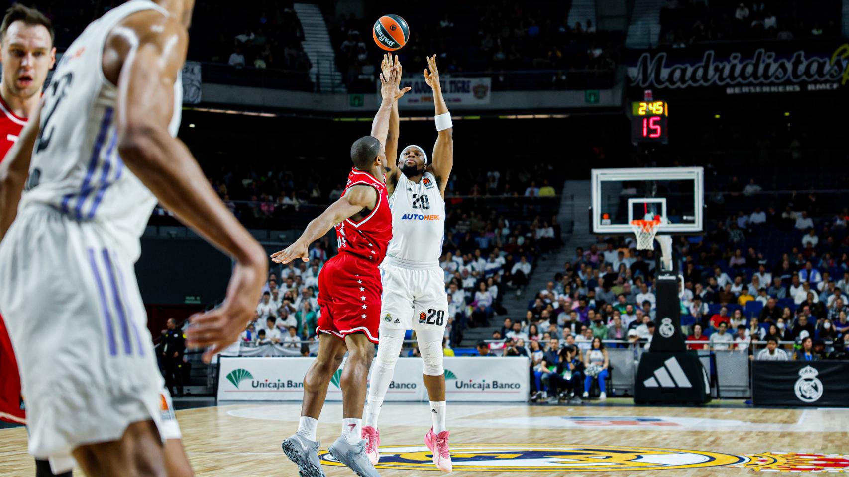Yabusele lanza un triple en un partido de Euroliga contra Armani Milan
