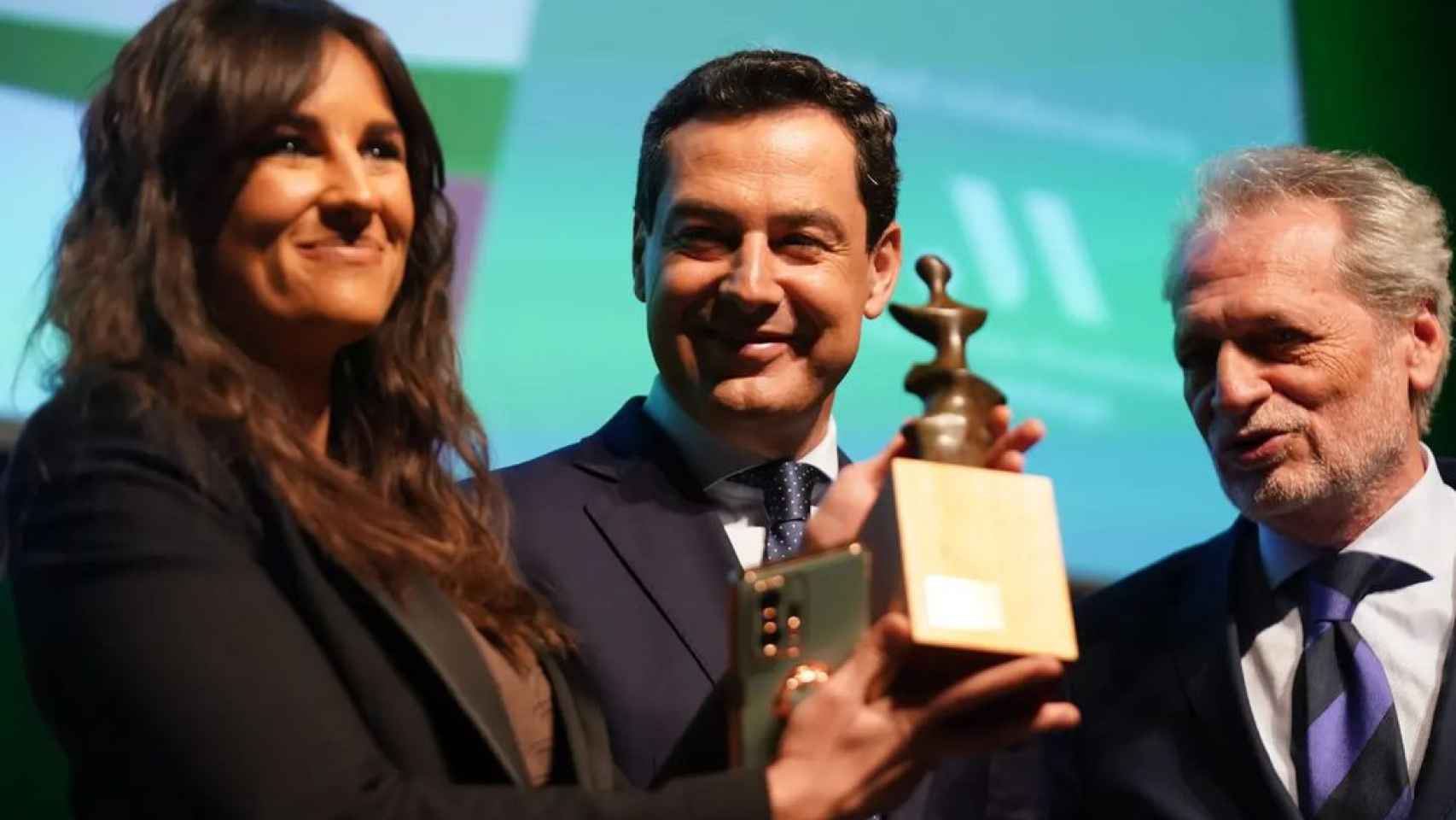 La presentadora Lorena García recogiendo el premio de la Junta de Andalucía a Antena 3.