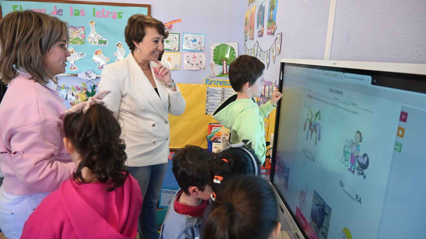 Public school students in Socuéllamos start working in their classrooms with digital screens