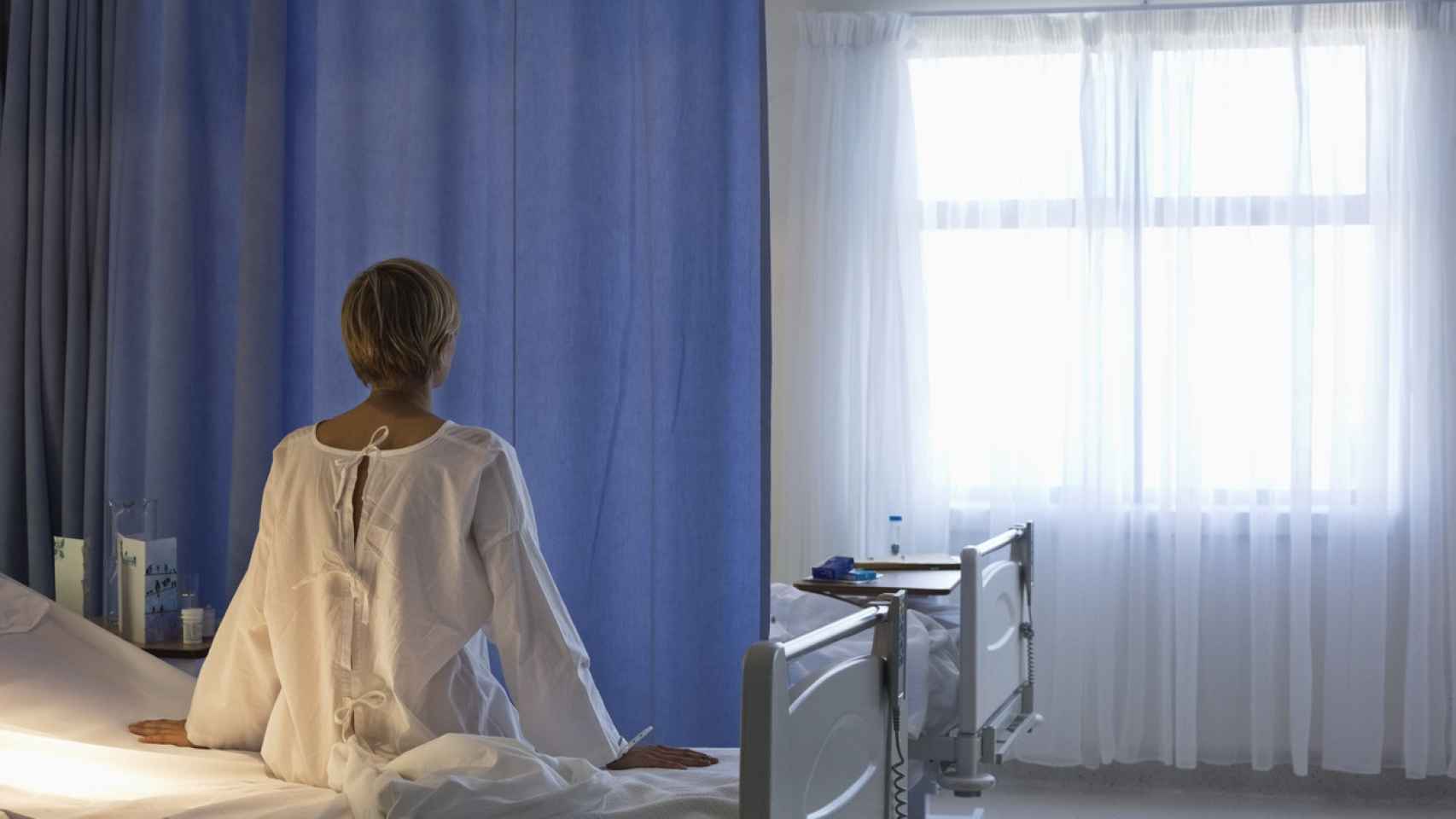 Imagen de archivo de una mujer en un hospital.