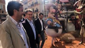 Alberto Núñez Feijóo, durante su visita a la falla Convento Jerusalén de Valencia. EE