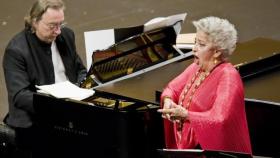 La plaza Teresa Berganza junto al l Teatro de la Zarzuela salda una deuda con una madrileña ilustre