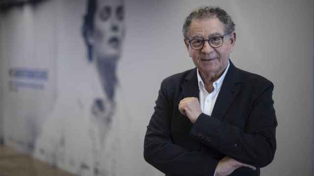 Roberto Verino, en Madrid, frente a una de las fotos que se muestran en su exposición retrospectiva.