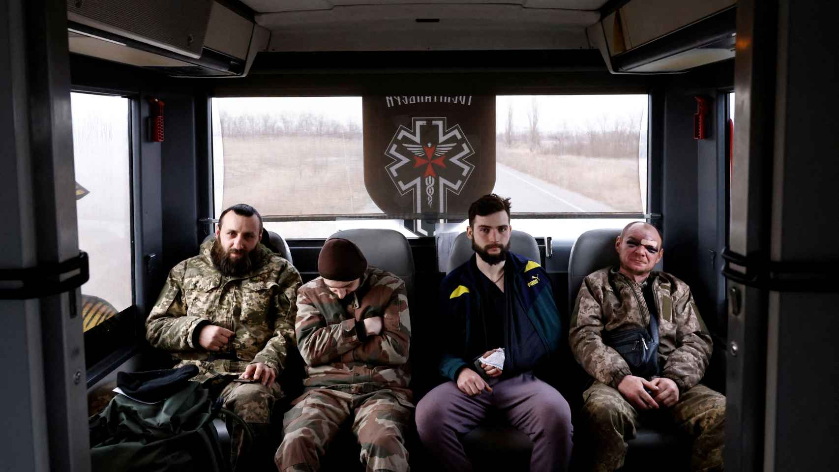 Médicos voluntarios ucranianos utilizan un autobús transformado para transportar a soldados ucranianos heridos desde la línea del frente oriental, cerca de Bakhmut, a un hospital de Dnipro.