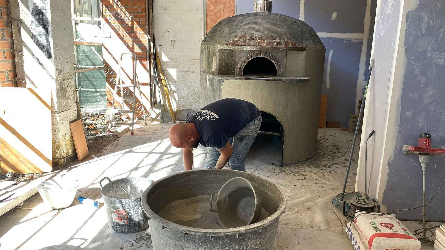 La construcción del horno en el Five Napoli Pizza