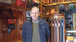 El último artesano del cuero liquida todas sus existencias por cierre