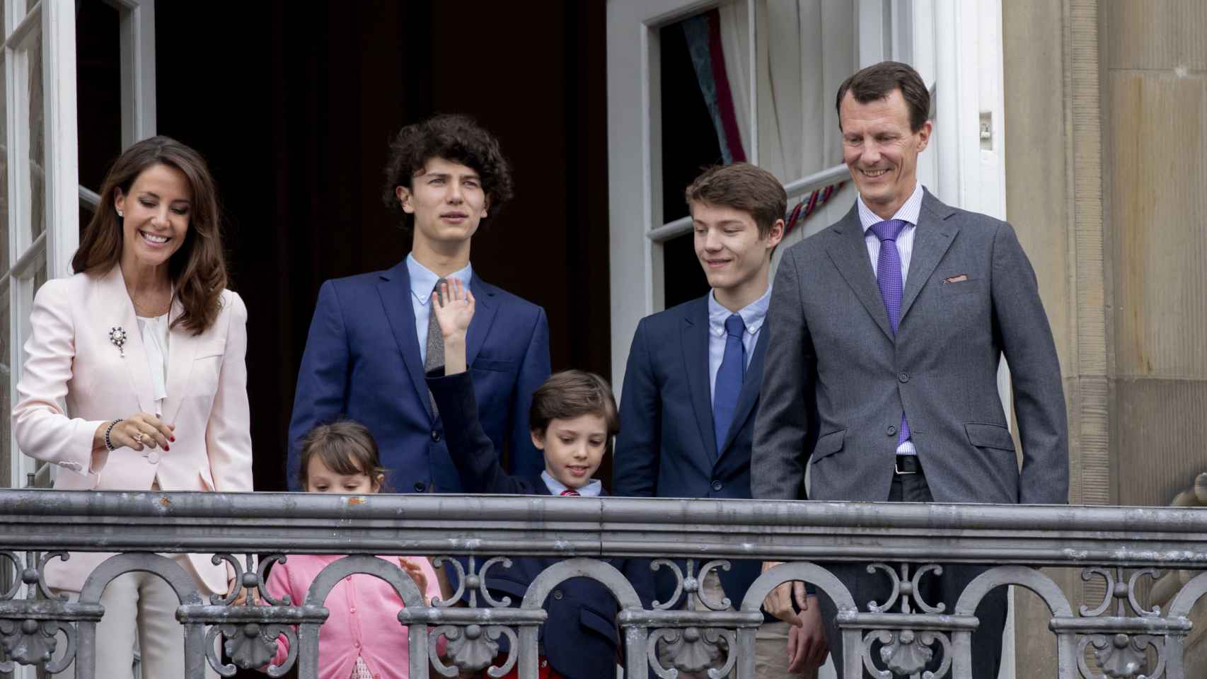 Joaquín junto a sus cuatro hijos en Copenhagen, en abril de 2018, dos de ellos fruto de su amor con Marie.