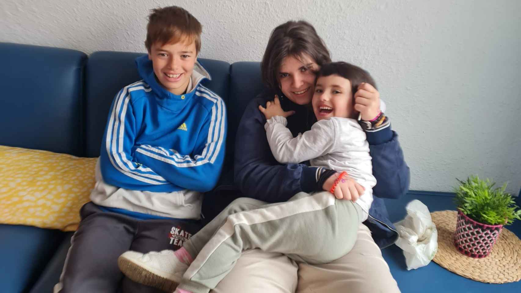Cristian y Claudia, visitando a su hermano Andrés en el centro de menores.