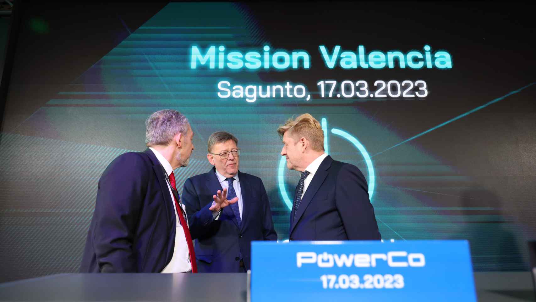 Ximo Puig, junto a los directivos de Volkswagen Alfonso Sancha y Wayne Griffiths. EE